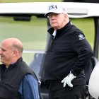 El presidente de EE.UU., Donald Trump, observa mientras juega al golf en el Trump Turnberry Golf Courses, en Turnberry, en la costa suroeste de Escocia, el 26 de julio de 2025, durante el segundo día de su visita al país, desde que comenzó su segundo mandato como presidente. La visita del Presidente a la pintoresca localidad escocesa de Turnberry subraya el antiguo deseo del Presidente de EE.UU. de albergar el ilustre Open Británico de golf en el famoso campo, a pesar de los numerosos escollos encontrados.