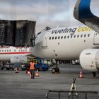 (ARCHIVO) Esta fotografía muestra un avión de Vueling estacionado en la pista del aeropuerto Saint Exupery de Colombier Saugnieu, en el sureste de Francia, el 5 de febrero de 2024. El ministro de Asuntos Exteriores francés llamó al director general de la aerolínea Vueling para pedirle «explicaciones» después de que unos cincuenta adolescentes judíos franceses fueran desembarcados de un avión cuando regresaban de unas vacaciones en España, según informó el ministerio en un comunicado el 26 de julio de 2025.