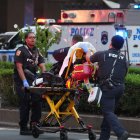 Los bomberos del FDNY trasladan a un oficial de policía en una camilla