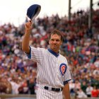 Ryne Sandberg, de los Chicago Cubs, se quita el sombrero ante el público en su última serie en el Wrigley Field el 20 de septiembre de 1997. Sandberg bateó .264 en su última temporada y terminó con un promedio de .285 en su carrera.