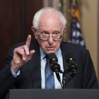 El senador Bernie Sanders, independiente de Vermont, habla en la Sala del Tratado Indio del complejo de la Casa Blanca en Washington, D.C., el miércoles 3 de abril de 2024.
