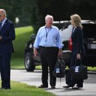 Mike Donilon y Liz Sherwood-Randall, exasesores de Joe Biden, hablando detrás del expresidente