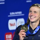 Katie Ledecky celebra su victoria en los 800 metros libres