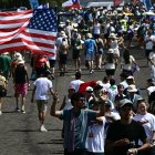 Jóvenes y peregrinos se reúnen en el barrio Tor Vergata, al este de Roma, para una vigilia de oración dirigida por el Papa antes de la misa dominical, como parte del Jubileo de la Juventud, el 2 de agosto de 2025. Miles de jóvenes católicos comenzaron a reunirse el 2 de agosto de 2025 para una vigilia de oración vespertina dirigida por el papa León XIV, la culminación de una peregrinación de una semana y un evento clave en el año santo jubilar que se espera que atraiga a hasta un millón de personas.