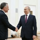 El presidente de Rusia, Vladímir Putin (d), saluda al enviado especial de EE.UU., Steve Witkoff (i), antes de sus conversaciones en Moscú el 25 de abril de 2025.