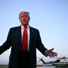 Donald Trump habla con los medios en el aeropuerto de Pensilvania