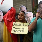 Simpatizantes de Álvaro Uribe expresan su apoyo en Bogotá, este 28 de julio.