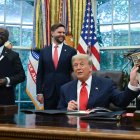 Trump junto el ministro de Asuntos Exteriores de Ruanda, Olivier Nduhungirehe