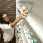 Ginger Hoffman trabaja en su nueva farmacia en Ocala, Florida, el miércoles 9 de julio de 2014.