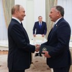 Russia's President Vladimir Putin greets US Special Envoy Steve Witkoff prior to their talks in Moscow.El presidente ruso, Vladímir Putin, saluda al enviado especial estadounidense Steve Witkoff antes de sus conversaciones en Moscú.