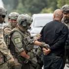 La Secretaria del Departamento de Seguridad Nacional (DHS), Kristi Noem, participa en las Operaciones de Ejecución y Expulsión (ERO) del Servicio de Inmigración y Control de Aduanas de Estados Unidos (ICE) en Los Ángeles, California, el 12 de junio de 2025. (Foto del DHS por Tia Dufour)