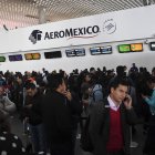 Un grupo de pasajeros se agolpan en el aeropuerto de México (Archivo)