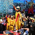 Alex Palou celebra su victoria en la IndyCar Series 2025
