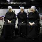 Monjas de las Hermanitas de los Pobres (de izquierda a derecha) Sor Patrica Donovan, Sor Mary Christina y Sor Marie Therese en el RDS, Dublín, mientras se ultiman los preparativos para la apertura del V Congreso Eucarístico el domingo.