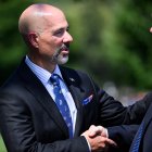 Terry Cole, "comisario de emergencia" de Washington DC, estrecha manos con el zar de la frontera, Tom Homan.