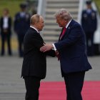El presidente Donald Trump saluda al presidente ruso, Vladímir Putin en la pista de aterrizaje