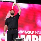 Jon Rahm celebra la victoria y se echa encima una botella de leche