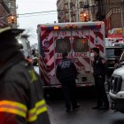 Una ambulancia se observa en el lugar de un gran incendio en el barrio del Bronx de Nueva York, Estados Unidos, el 9 de enero de 2022.