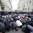 Musulmanes rezan en una calle de Viena, Austria