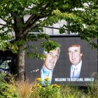 El presidente Donald Trump junto a Jeffrey Epstein en una foto en un camión (Archivo)