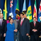 La primera ministra de Trinidad y Tobago, Kamla Persad-Bissessar junto a Nicolás Maduro en una reunión del Caricom (Archivo)