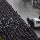 Agentes de la policía de Nueva York saludan al pasar el coche fúnebre que transporta el ataúd del agente Didarul Islam tras su funeral, el jueves 31 de julio de 2025, en Nueva York.