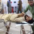 Voluntarios trasladan a un hombre herido al hospital tras un terremoto en Jalalabad, Afganistán, el 1 de septiembre de 2025. Nueve personas murieron cuando un terremoto de magnitud 6,0 y una fuerte réplica sacudieron el este de Afganistán, según informó el 1 de septiembre el gobierno provincial de Nangarhar.