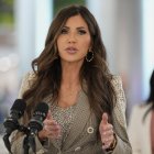 Kristi Noem, durante una comparecencia en julio de 2025