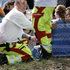 El personal de emergencias se ocupa de las víctimas