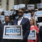 Eric Adams en campaña/ Angela Weiss
