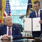 El presidente Donald Trump junto al secretario de Defensa Pete Hegseth en la Casa Blanca