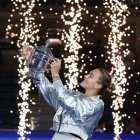 La bielorrusa Aryna Sabalenka posa con el trofeo