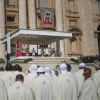 El papa León XIV celebra la misa de canonización de Carlo Acutis y Pier Giorgio Frassati en la plaza de San Pedro del Vaticano el domingo 7 de septiembre de 2025.