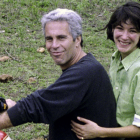 Ghislaine Maxwell y Jeffrey Epstein sobre una moto en una imagen de archivo