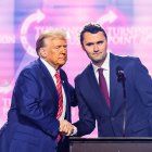 Charlie Kirk (der.) habla en el escenario con el presidente Donald Trump en el America Fest 2024