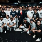 El presidente Donald Trump posa con los jugadores de los Yankees