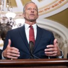John Thune, líder de la mayoría en el Senado, durante una comparecencia