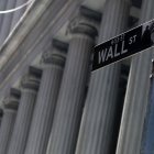 Un letrero de Wall Street en el Distrito Financiero