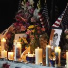 Velas, banderas estadounidenses junto a imágenes de Charlie Kirk en Utah (Archivo)