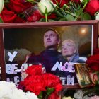 (Arhivo) Navalny y su esposa en una fotografía tributo tras la muerte del opositor ruso