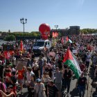 Marcha de personas con banderas y pancartas en Toulouse.