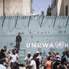 Un niño pequeño visto de pie frente a la puerta de la oficina de la UNRWA en Gaza. Cientos de empleados de la Agencia de las Naciones Unidas para los Refugiados de Palestina en Oriente Próximo (UNRWA) y sus familiares protestan contra los recortes de empleo anunciados por la agencia frente a sus oficinas en la ciudad de Gaza