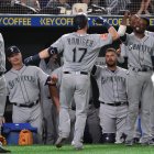 Mitch Haniger es recibido por sus compañeros de equipo.