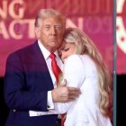 El presidente de Estados Unidos, Donald Trump, abraza a Erika Kirk, viuda de Charlie Kirk