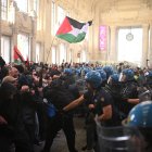 Manifestantes propalestina se enfrentan con la policía antidisturbios en la estación Milano Centrale