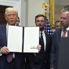 El presidente Donald Trump sostiene una orden ejecutiva firmada para reiniciar la Prueba de Aptitud Física Presidencial en las escuelas públicas, mientras el secretario de Comercio Howard Lutnick, desde la izquierda, el golfista profesional Bryson DeChambeau, el director de operaciones de la WWE Triple H y el secretario de Salud y Servicios Humanos Robert F. Kennedy Jr. observan, el jueves 31 de julio de 2025, en la Sala Roosevelt de la Casa Blanca en Washington.