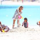 Heidi Klum disfruta de sus vacaciones en las islas Turcas y Caicos con sus hijos Leni, Henry, Johan y Lou. La supermodelo y su hijo parecían despreocupados mientras flotaban en el agua en un flotador hinchable. Heidi vigilaba de cerca a sus hijos mientras jugaban en la arena y más tarde se deslizaban en una balsa hinchable.