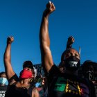 Manifestantes protestan frente a Churchill Downs como parte de la protesta «No Justice, No Derby» (Sin justicia, no hay Derby) el 5 de septiembre de 2020, día del Derby de Kentucky en Louisville, Kentucky. El 5 de septiembre de 2020.