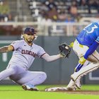 El jugador de los Cleveland Guardians, GABRIEL ARIAS, atrapa la pelota mientras el jugador de los Minnesota Twins, ROYCE LEWIS, roba la segunda base. Los Minnesota Twins y los Cleveland Guardians se enfrentaron en el Target Field el 19 de septiembre. Los Cleveland Guardians se alzaron con la victoria por 6-2.