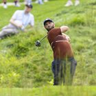 Jon Rahm, del equipo europeo, da el primer golpe en el hoyo 4 durante la Ryder Cup, en los partidos de fourball de la tarde, en el campo de golf Bethpage Black, el 27 de septiembre de 2025, en Farmingdale, Nueva York.